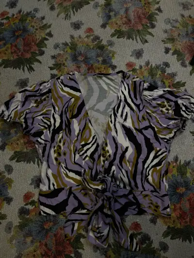 Blusa metálica con mangas abullonadas - miniatura 2