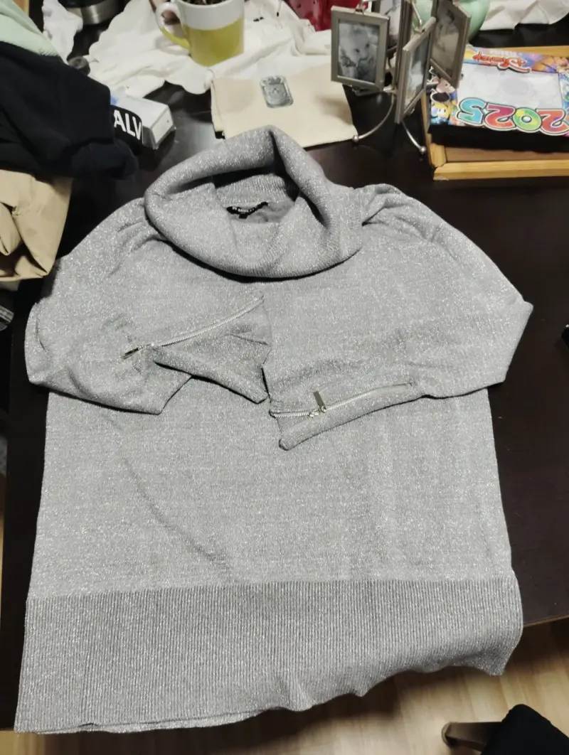 Suéter gris con cuello alto y brillo - 1
