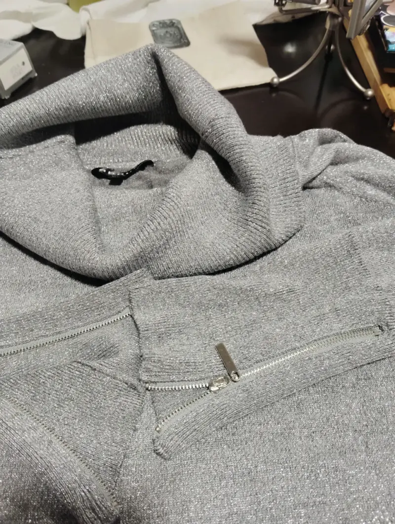 Suéter gris con cuello alto y brillo - 2