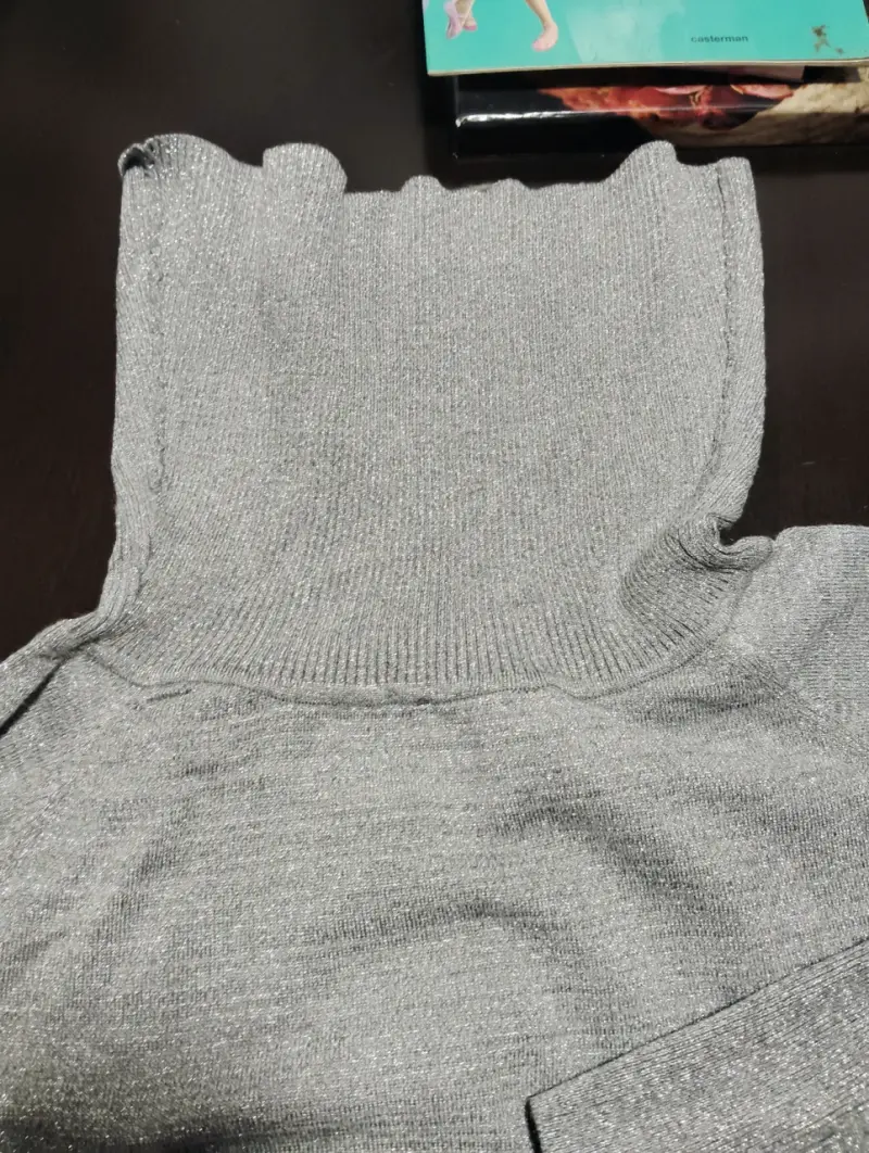 Suéter gris con cuello alto y brillo - 3
