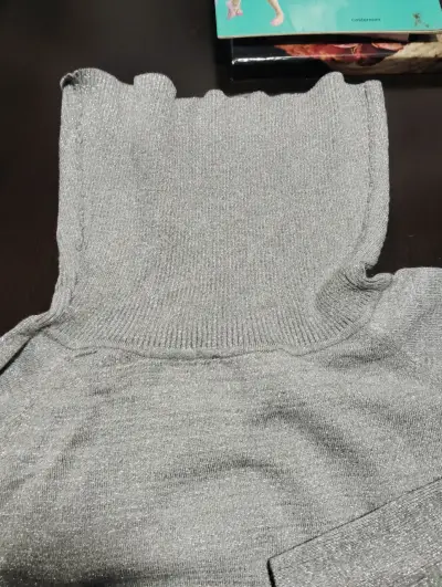 Suéter gris con cuello alto y brillo - miniatura 3