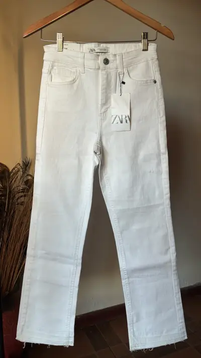 Jeans blancos Zara con etiqueta - miniatura 1
