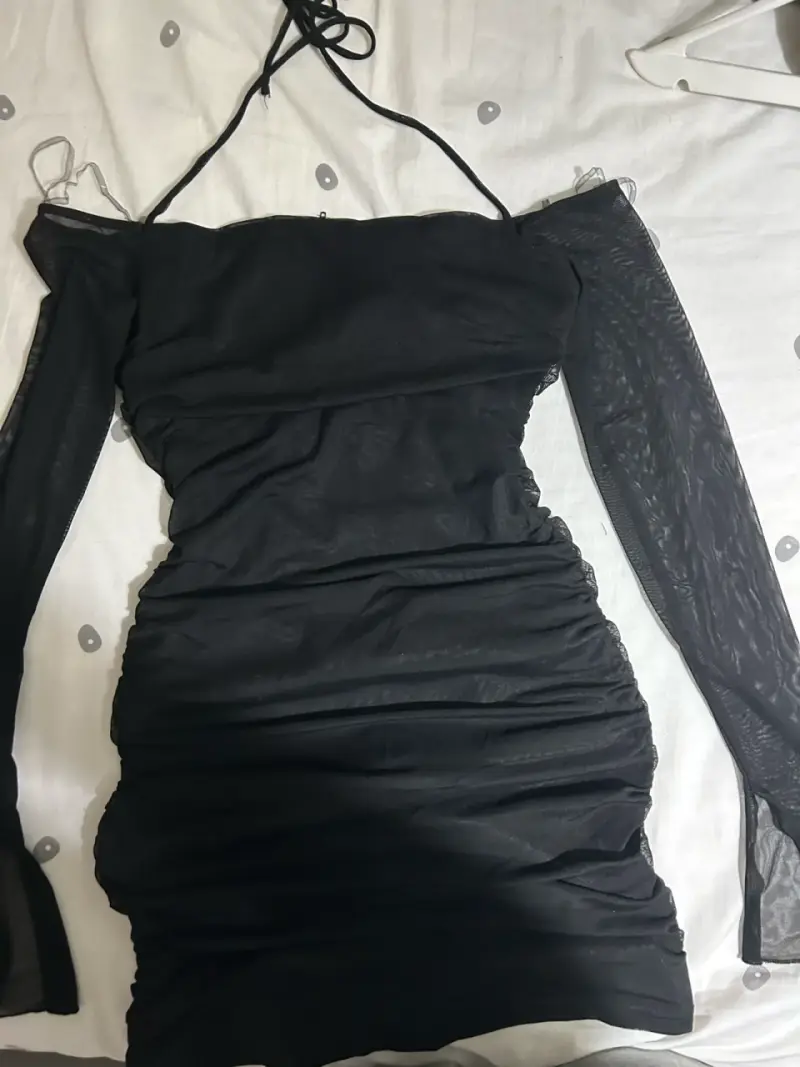 Vestido negro ajustado con mangas largas - 2