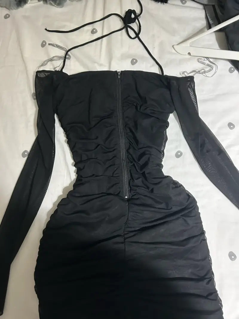 Vestido negro ajustado con mangas largas - 4