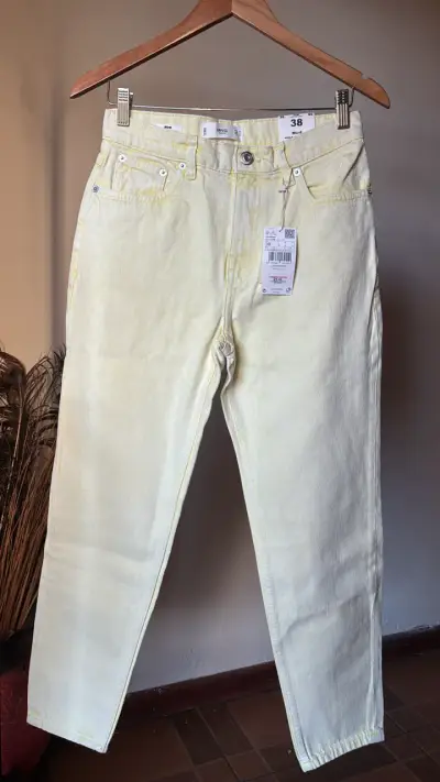 Jeans amarillos MNG nuevos talla 38 - miniatura 1
