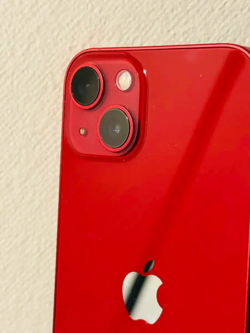 iPhone 13 rojo en excelente estado 79% de bateria - 2