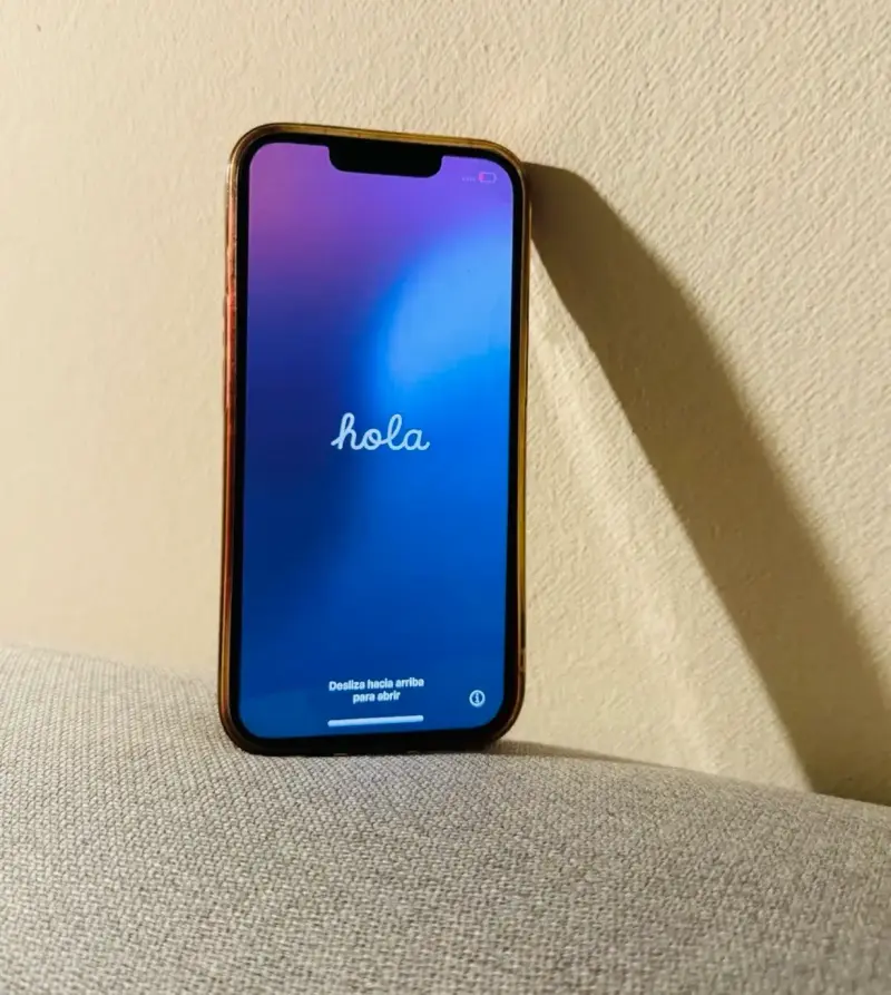 iPhone 13 rojo en excelente estado 79% de bateria - 3