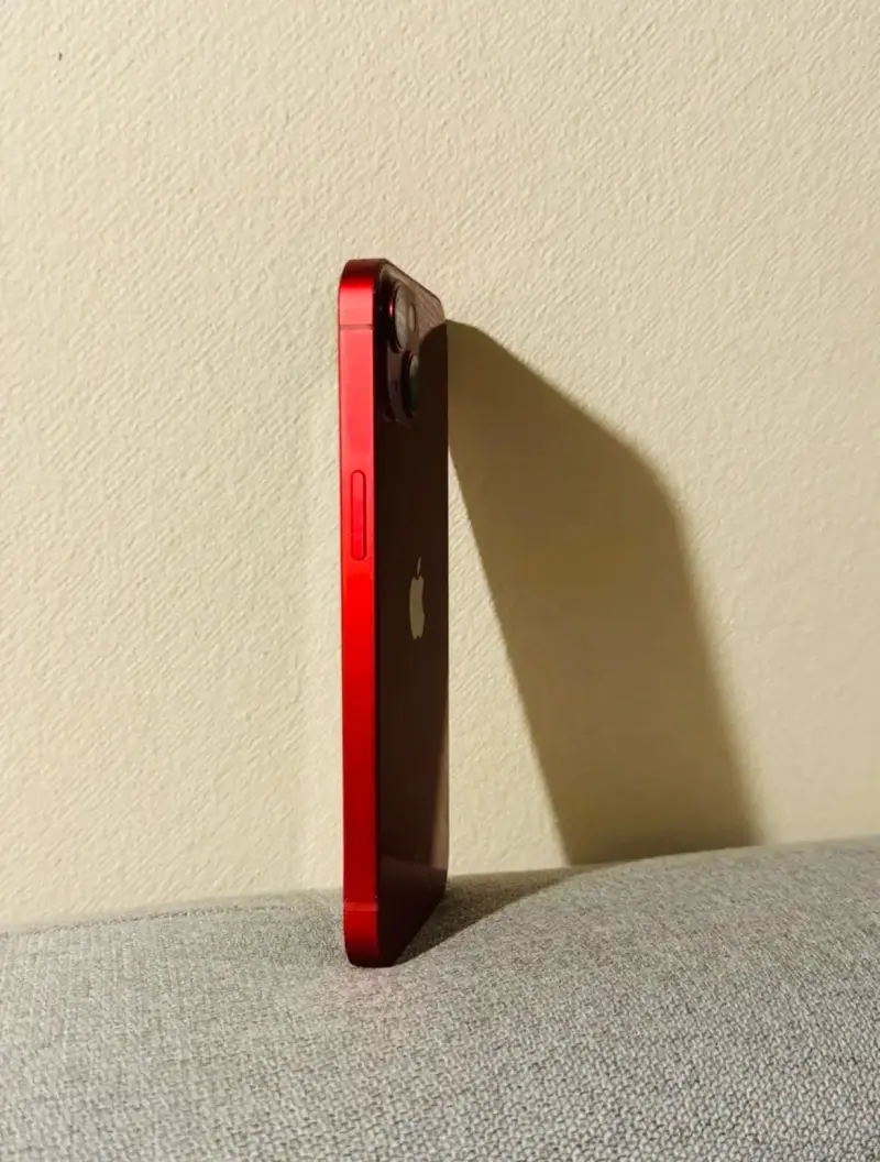 iPhone 13 rojo en excelente estado 79% de bateria - 4