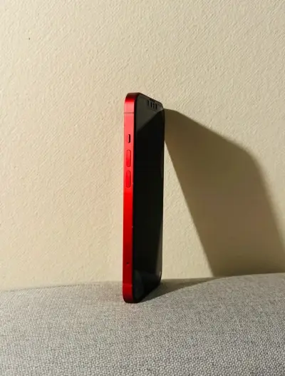 iPhone 13 rojo en excelente estado 79% de bateria - miniatura 6