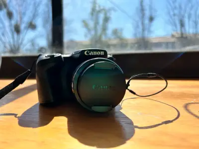 Cámara Canon con tapa protectora - miniatura 1
