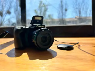 Cámara Canon con tapa protectora - miniatura 2