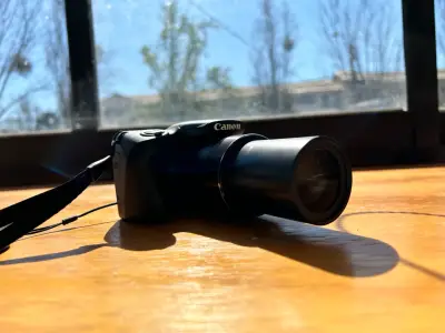 Cámara Canon con tapa protectora - miniatura 3