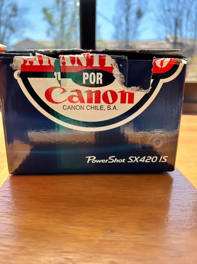 Cámara Canon con tapa protectora - 4