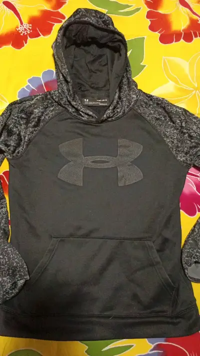 Polerón Under Armour con capucha negro - miniatura 1
