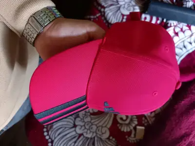Gorra deportiva roja con logo - miniatura 1