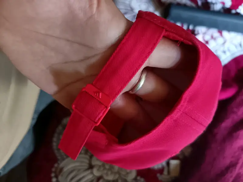 Gorra deportiva roja con logo - 2