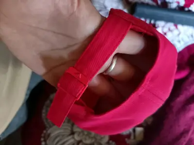 Gorra deportiva roja con logo - miniatura 2
