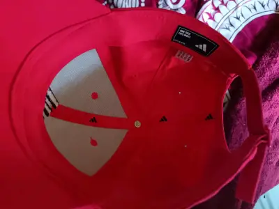 Gorra deportiva roja con logo - miniatura 3