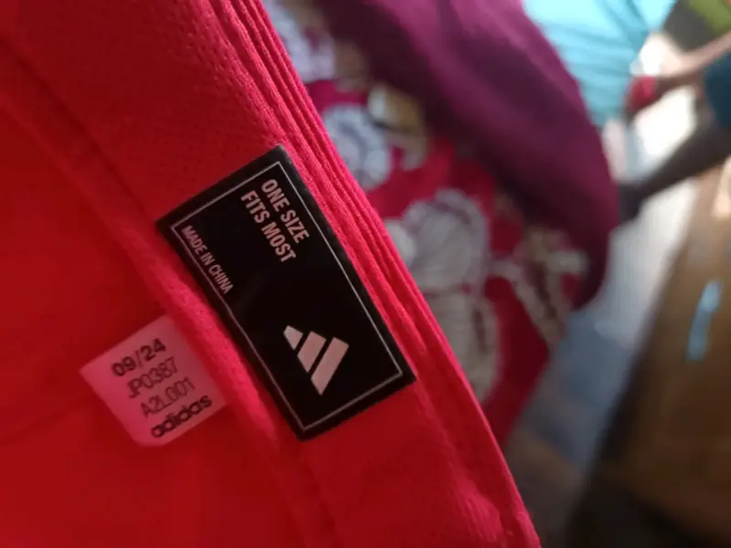 Gorra deportiva roja con logo - 4