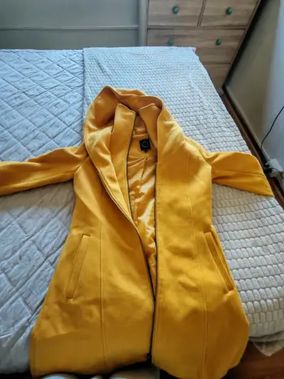 Abrigo amarillo con capucha para mujer - miniatura 1
