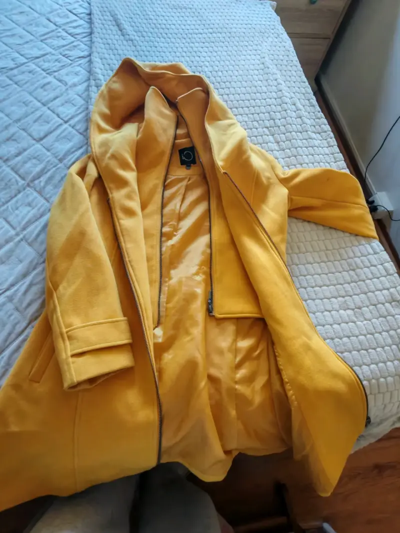 Abrigo amarillo con capucha para mujer - 2