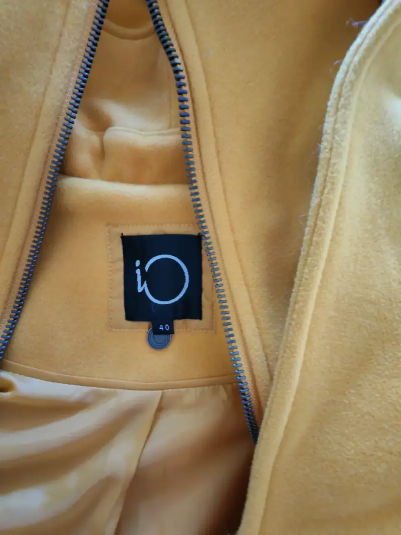 Abrigo amarillo con capucha para mujer - 3