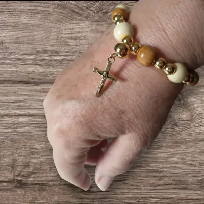 Pulsera de cuentas con cruz dorada - miniatura 1