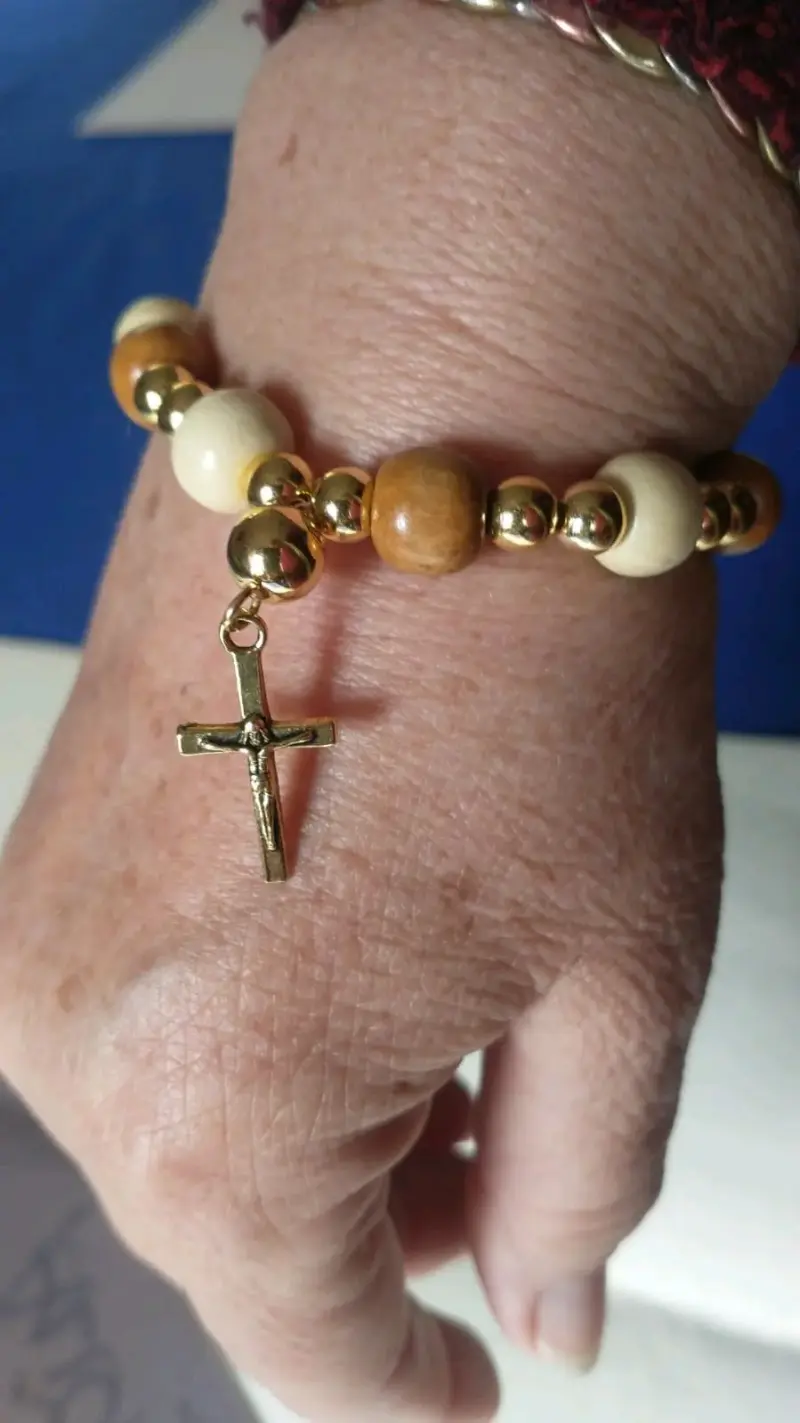 Pulsera de cuentas con cruz dorada - 3