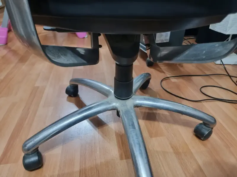 Silla de oficina ergonómica negra - 4
