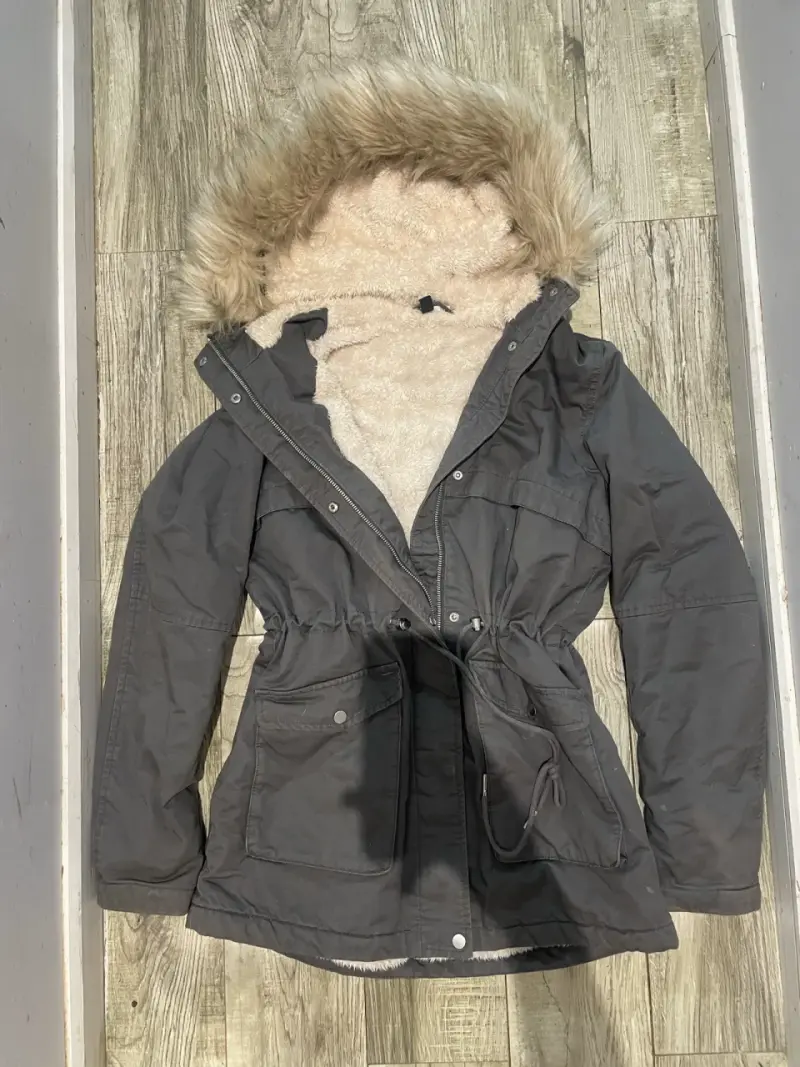 Parka gris con capucha de piel sintética