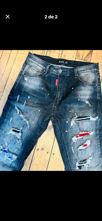 Jeans desgastados con detalles de pintura - miniatura 1