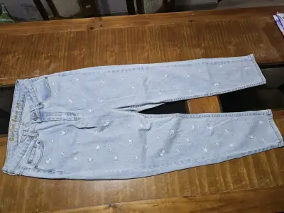 Jeans celestes bordados para mujer - miniatura 1