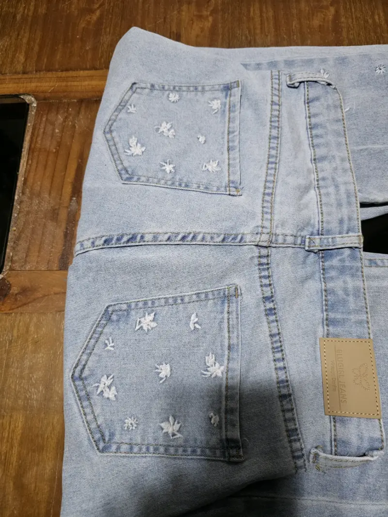 Jeans celestes bordados para mujer - 2