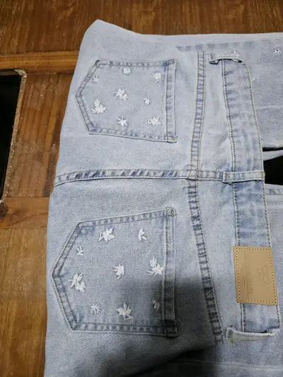Jeans celestes bordados para mujer - miniatura 2