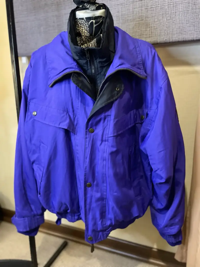 Chaqueta morada unisex con cierre y bolsillos - 1
