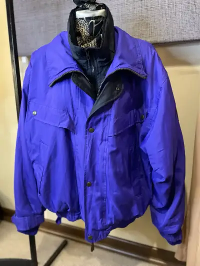 Chaqueta morada unisex con cierre y bolsillos - miniatura 1