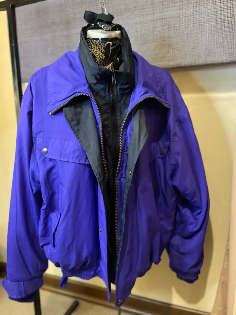 Chaqueta morada unisex con cierre y bolsillos - 2