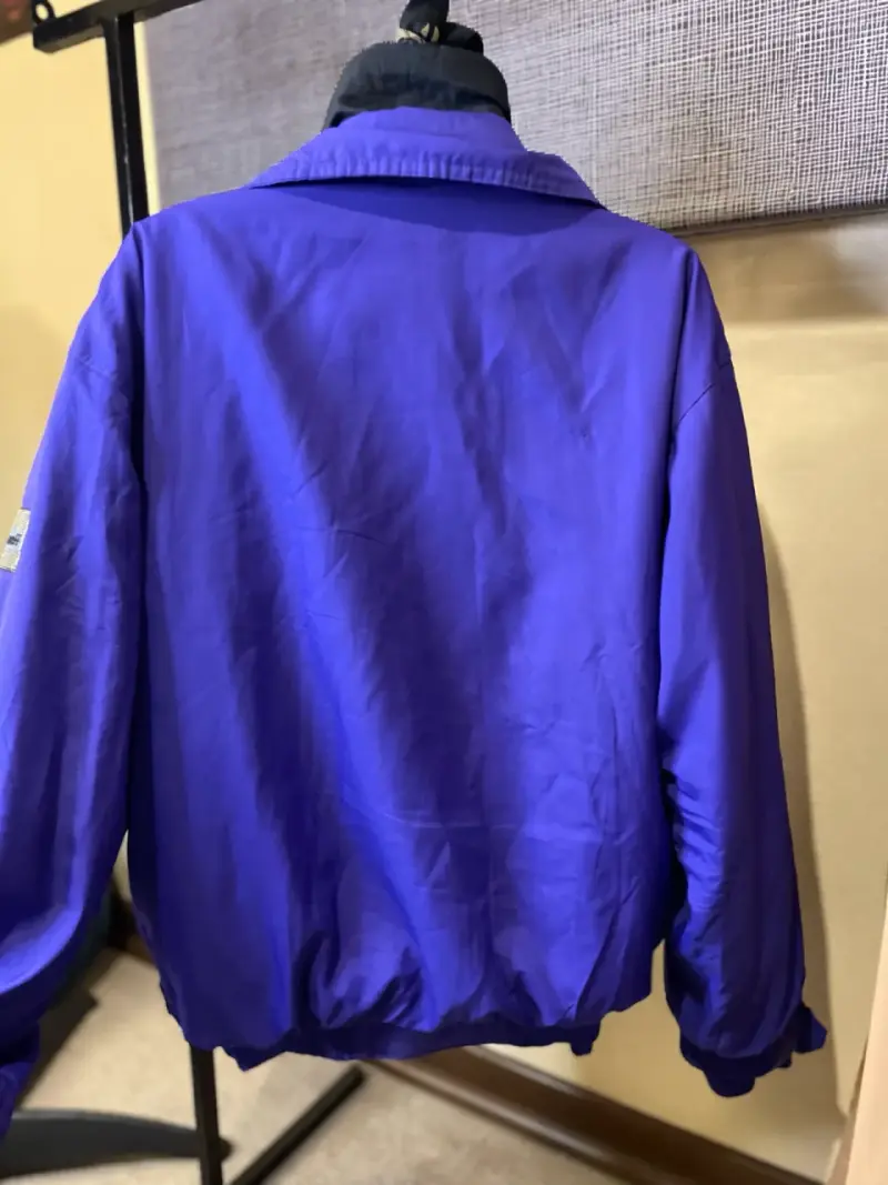Chaqueta morada unisex con cierre y bolsillos - 3