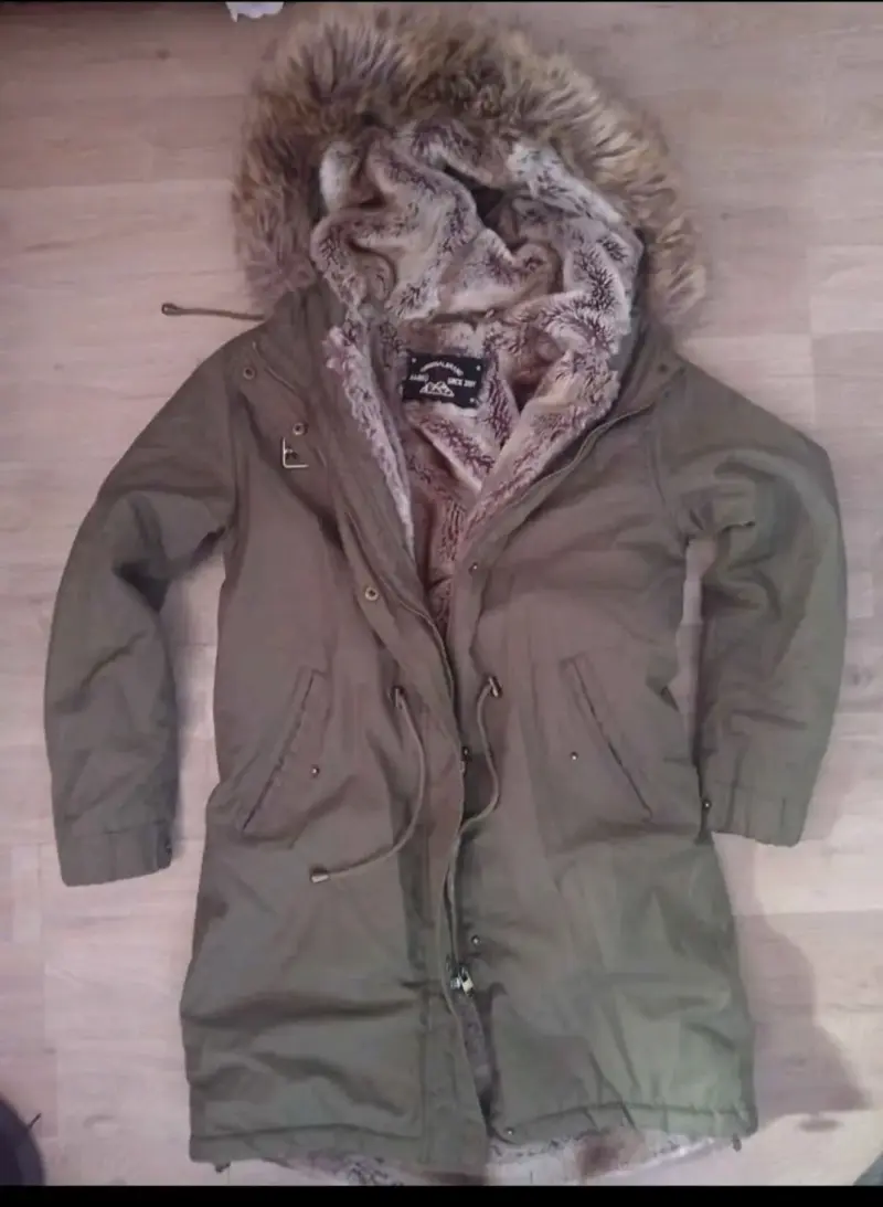 Parka verde con capucha de piel sintética - 1