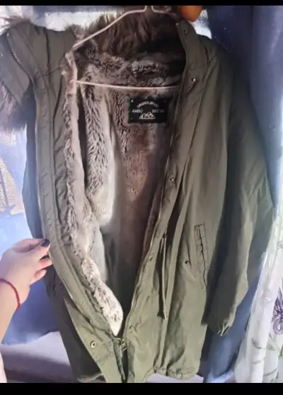 Parka verde con capucha de piel sintética - miniatura 2