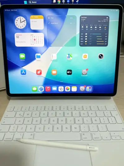iPad Pro con teclado y Apple Pencil - miniatura 1