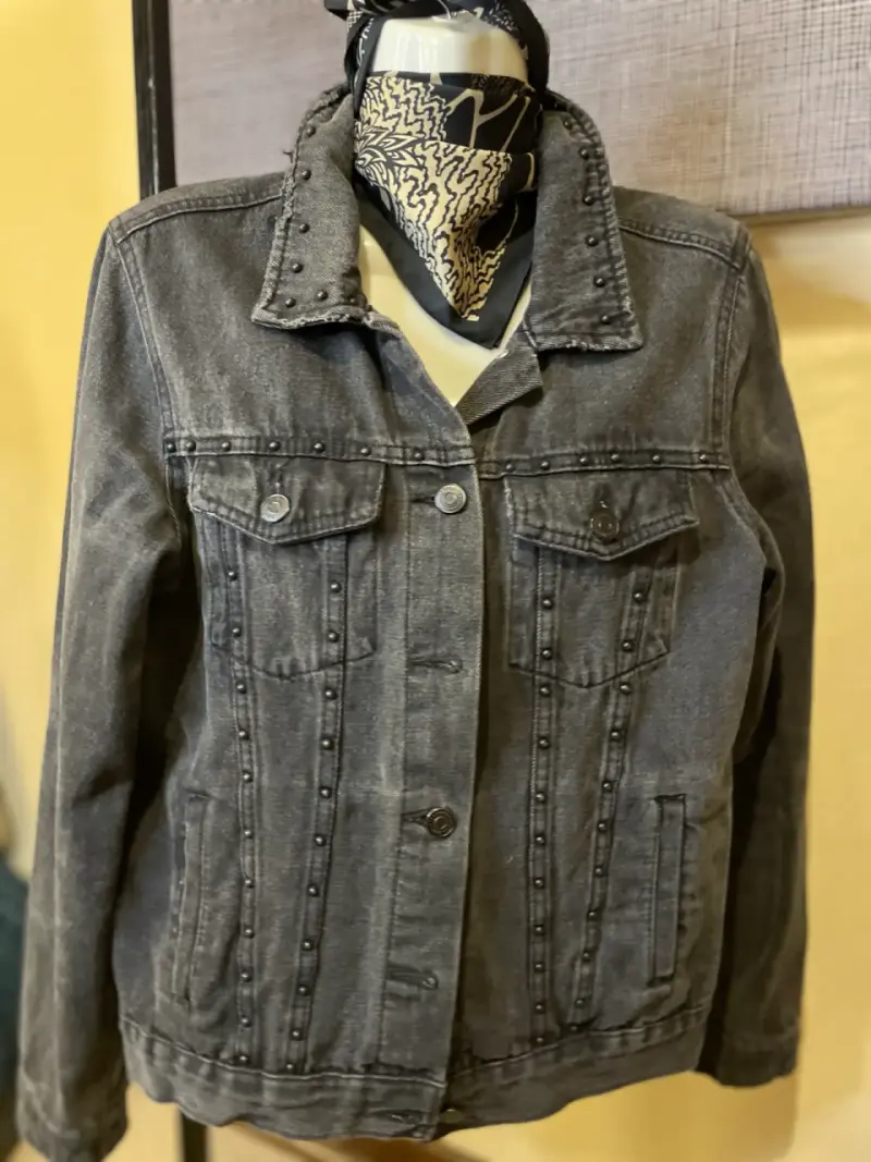 Chaqueta de mezclilla gris con tachas - 1