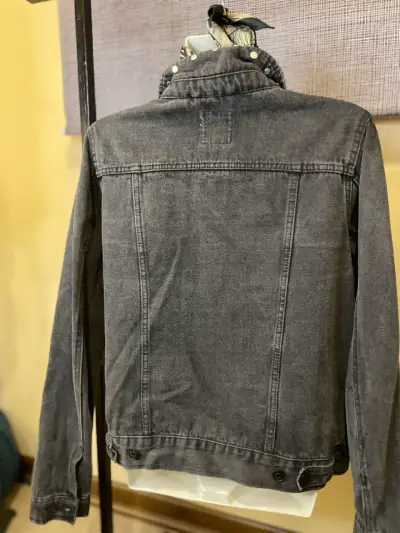 Chaqueta de mezclilla gris con tachas - miniatura 2