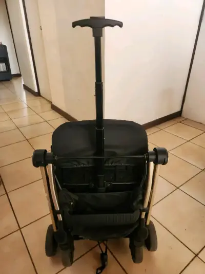 Coche de bebé plegable compacto - miniatura 1