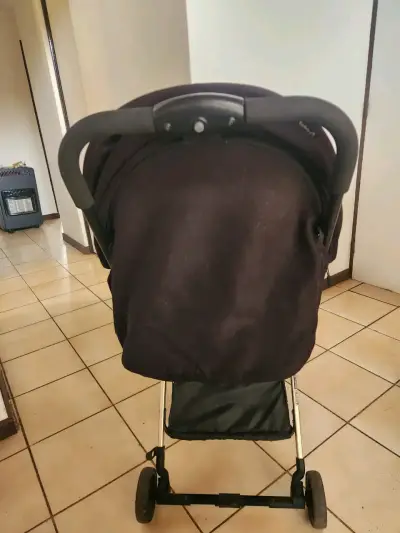 Coche de bebé plegable compacto - miniatura 6