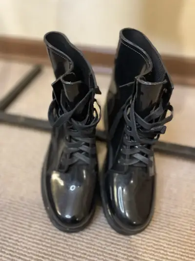 Botas negras para agua cordones - miniatura 2