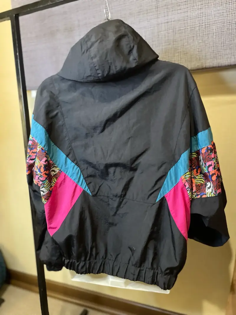 Chaqueta cortaviento vintage con diseño colorido - 2