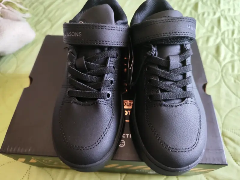 Zapatillas negras para niños con velcro