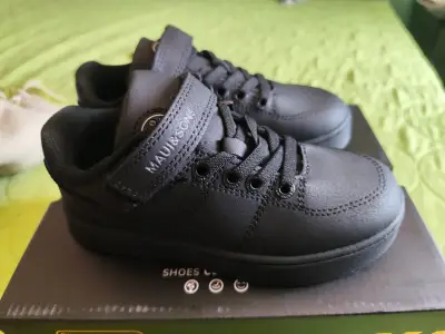 Zapatillas negras para niños con velcro - miniatura 3
