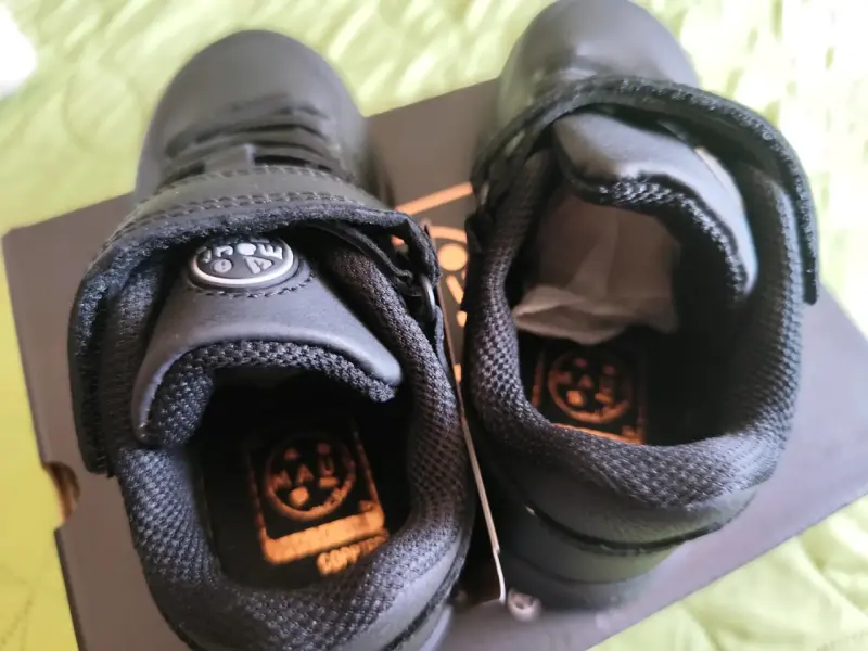 Zapatillas negras para niños con velcro - 4